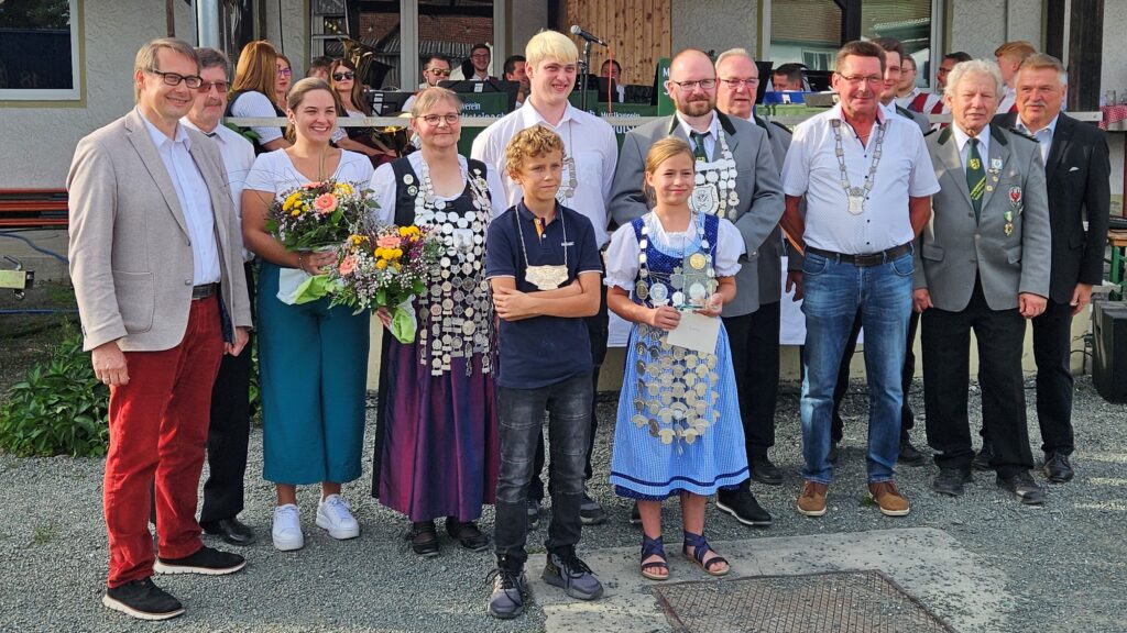 v. l.: 1. Bürgermeister Roland Wolfrum, Willi Ultsch, Hanna Spindler, Gauschützenkönigin Angelika Ultsch, Adjutant der Jungschützenkönigin Johannes Schreiter, Adjutant Pascal Offenerde, Jungschützenkönigin Mia-Sophie Gründonner, Schützenkönig Thomas Kießling, 1. Schützenmeister Reinhard Kraus, Stadtkönig Andreas Matthes, 2. Sportleiter Kim Strenglein, 2. Schützenmeister Raimund Ortlieb, Landrat Klaus Peter Söllner